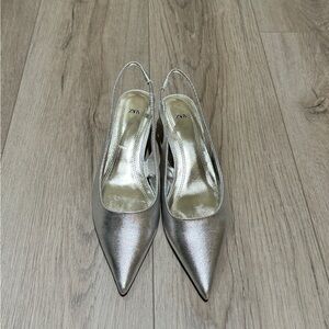 Zara NWOT silver slingback kitten heels
